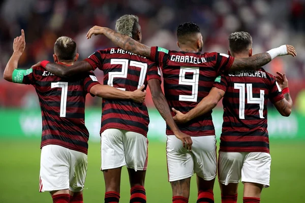 Everton Ribeiro, Bruno Henrique, Gabigol e Arrascaeta abraçados