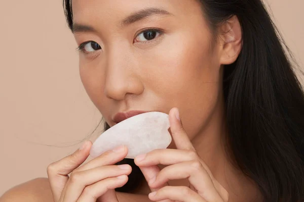 Mulher com gua sha