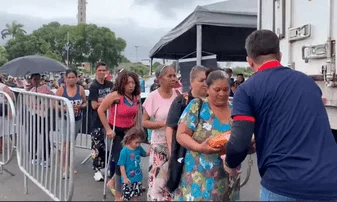 Moradores fazem fila gigante para pegar pacotes de salsicha em Roraima