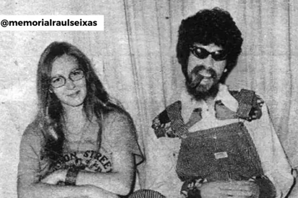Foto em preto e branco de Raul Seixas e Edith - Metrópoles