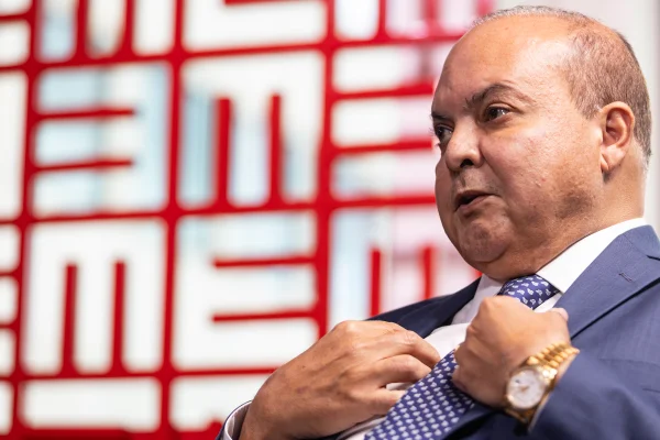 Governador do Distrito Federal, Ibaneis Rocha (MDB), é entrevistado pela jornalista Isadora Teixeira no estúdio Metrópoles