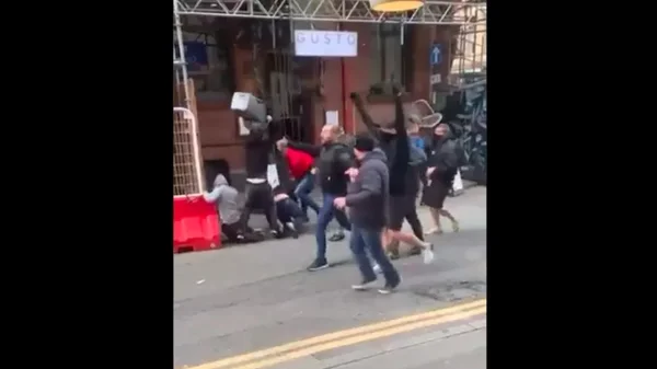 Torcidas de United e Leeds brigam em Manchester na estreia do Inglês