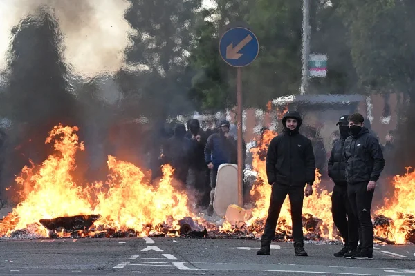 Ataque com faca desencadeia protestos anti-imigração no Reino Unido - METRÓPOLES