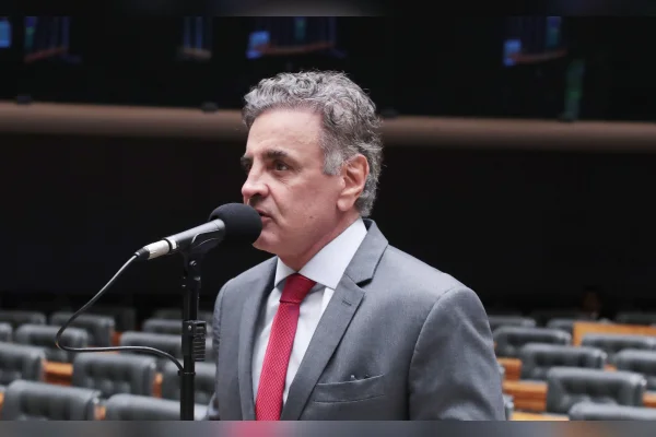 Deputado federal Aécio Neves fala ao microfone