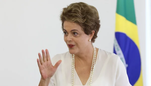 Dilma garantiu a empreiteira empréstimo do BNDES com condição especial, diz Época