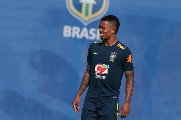 Gabriel Jesus pode ir para o banco contra a Sérvia