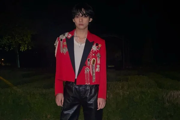 Foto colorida do cantor V, do BTS - Metrópoles