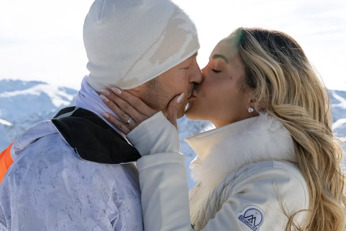 Fernanda Hernandes e Marcos Caputo dão beijo após pedido de casamento Fernanda Hernandes e Marcos Caputo dão beijo após pedido de casamento