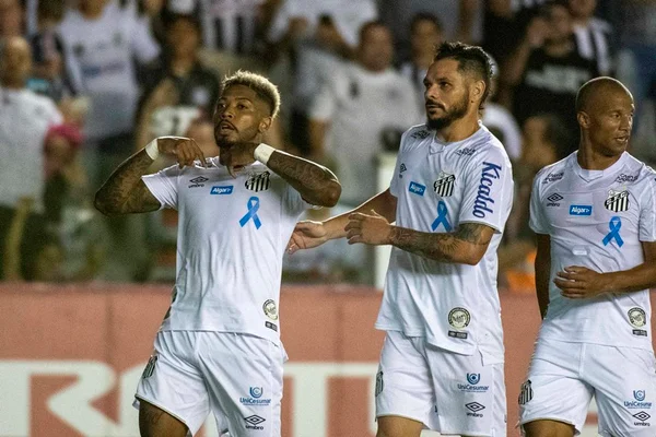 Santos goleia, complica Cruzeiro e garante vaga na Libertadores