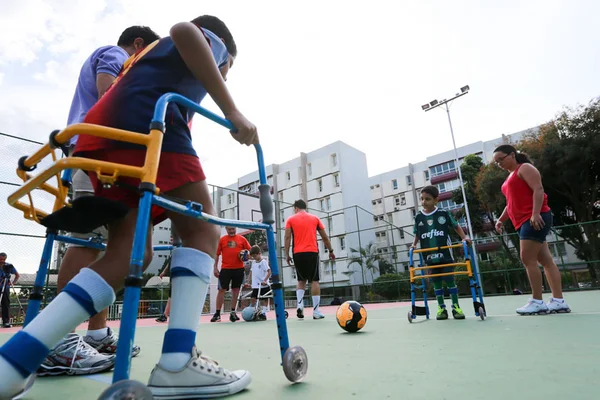 Time montado pelo pequeno Fred está pronto, mas ainda precisa de ajuda