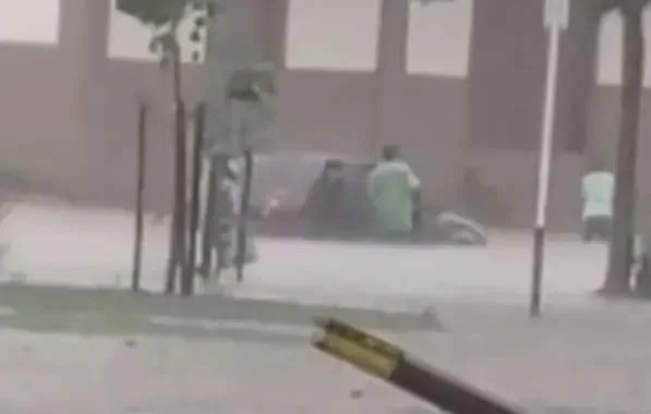 Vídeo: chuva na BA alaga ruas e deixa veículo quase submerso