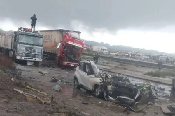 Bolívia: avião militar caiu sobre carros e deixou rastro de destruição