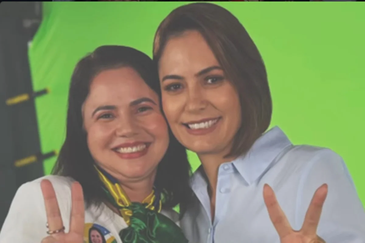 Trio elétrico de candidata de Michelle Bolsonaro em GO capota durante ato Trio elétrico de candidata de Michelle Bolsonaro em GO capota durante ato