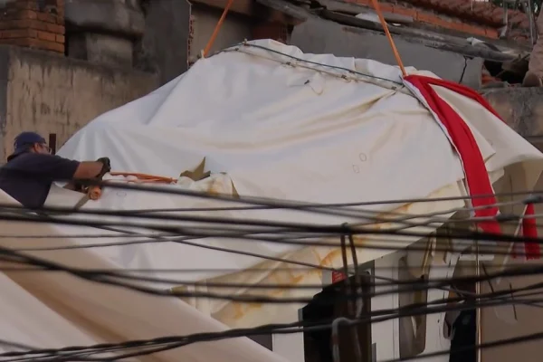 Lona de dirigível que caiu sobre casas em Osasco é retirada - Metrópoles
