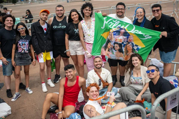 Fila de fãs se forma em frente ao Estádio Mané Garrincha, em Brasília, nesta sexta-feira (19/9), para o show da cantora pop norte-americana Katy Perry.
