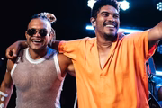 Denny Denan e Buja Ferreira se abraçam durante apresentação