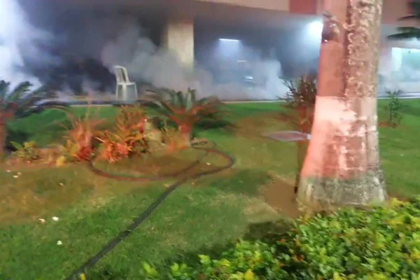 Carro elétrico pega fogo em garagem e prédio precisa ser evacuado na Asa Sul - Metrópoles