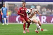 Cristiano Ronaldo em disputa de bola diante da Espanha