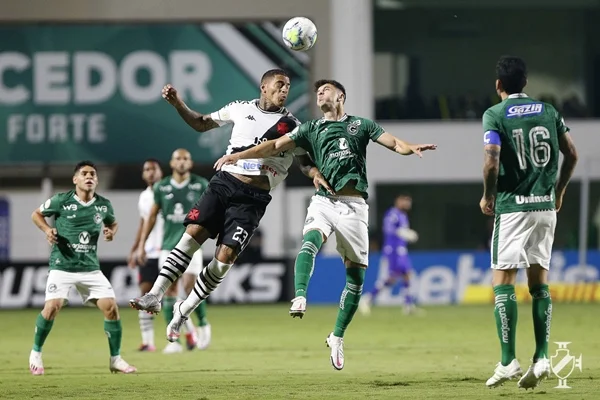 Jogadores do Vasco e de Goiás