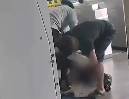 Imagem mostra frame de gravação na qual um casal rouba um homem, que está derrubado no chão - Metrópoles