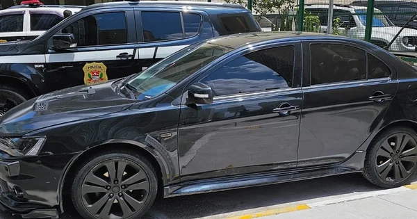 Imagem mostra veículo preto em frente à viatura da Polícia Civil, que prendeu bando que aplicava golpes - Metrópoles