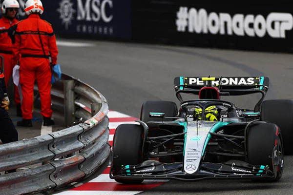 Imagem colorida de Lewis Hamilton em curva de mônaco - Metrópoles