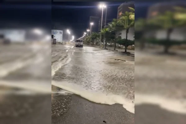 Água dos mar invade ruas - Metrópoles