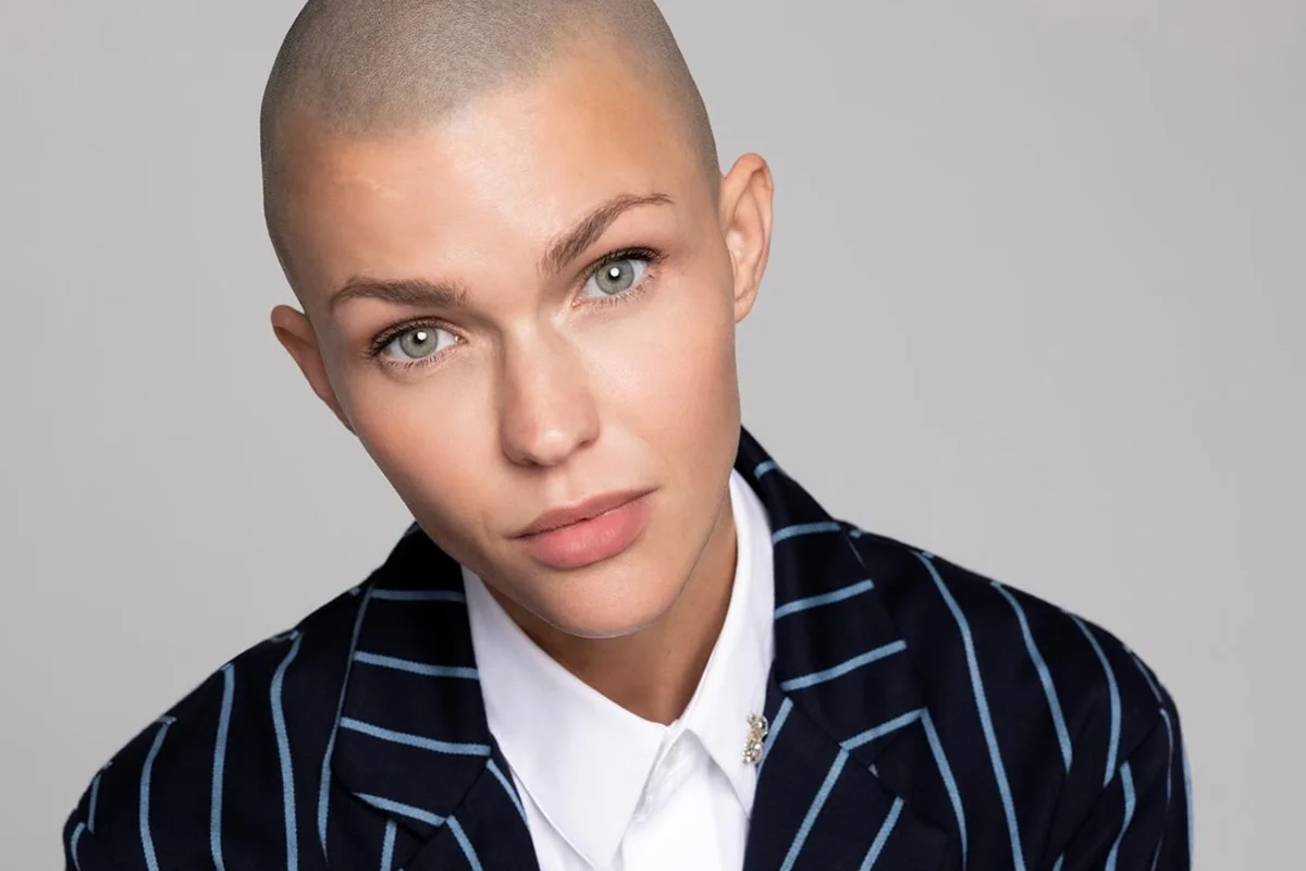 Ruby Rose posa de terninho riscado Ruby Rose posa de terninho riscado