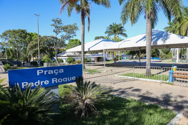 Foto colorida da Praça Padre Roque - Metrópoles