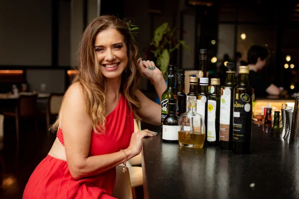 Leninha Camargo recebe convidados em degustação de azeites no Piselli