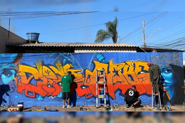 Foto colorida de muro grafitado