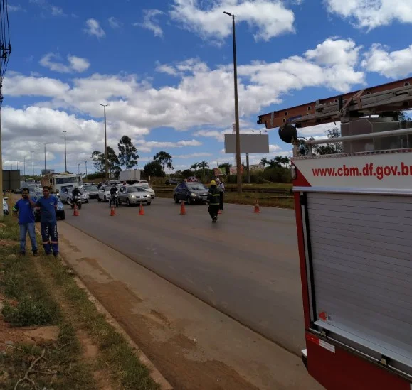 DF: caminhoneiro fica gravemente ferido após colidir em monte de brita - destaque galeria DF: caminhoneiro fica gravemente ferido após colidir em monte de brita - destaque galeria