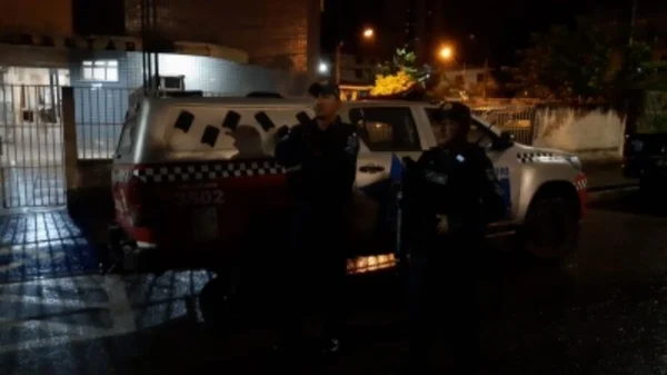imagem colorida viatura da PM e dois policiais