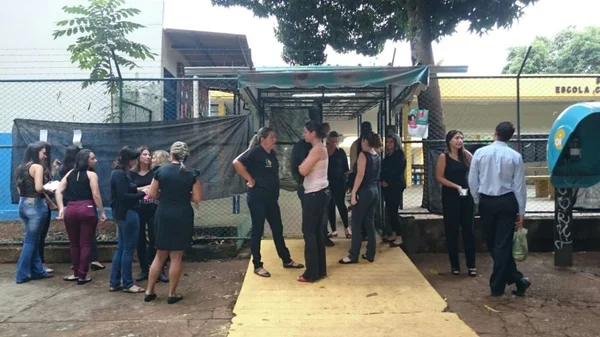 Escolas amanhecem fechadas em protesto à ação da polícia contra professores