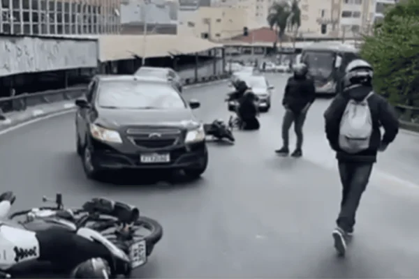 Imagem colorida de motociclistas que derraparam e caíram após um ônibus derramar líquido no Viaduto Cury, em Campinas - Metrópoles