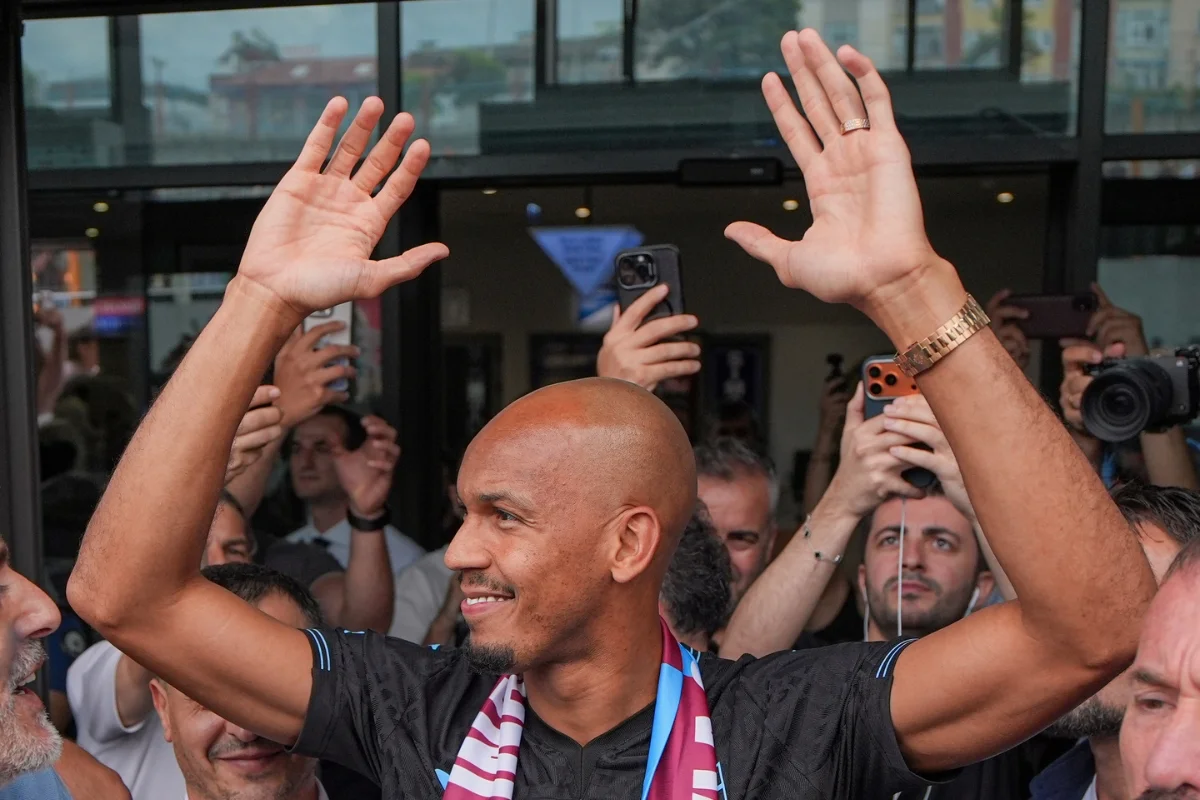 Fabinho foi recebido com festa na Turquia Fabinho foi recebido com festa na Turquia