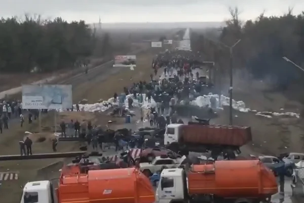 População ucraniana faz barricada contra passagem de militares russos