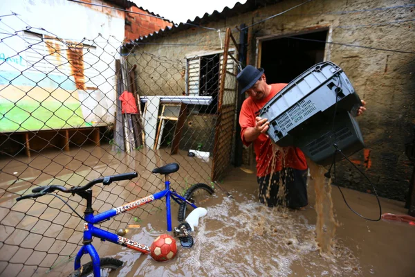 Chuva deixa regiões do DF tomadas pela água e famílias desalojadas. Veja vídeos