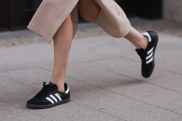 Tênis da Adidas em clique de street style - Metrópoles