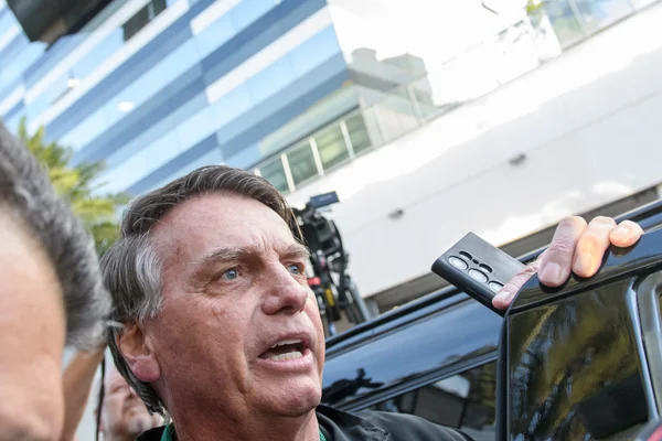 Foto colorida mostra o ex-presidente Jair Bolsonaro durante entrevista coletiva - Metrópoles