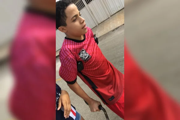 Jovem de 15 anos espera por cirurgia há 5 meses no DF: “Vive com dor”