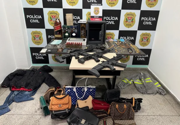Imagem colorida de materiais apreendidos durante operação contra quadrilhas de roubo a residência de luxo em São Paulo. Metrópoles