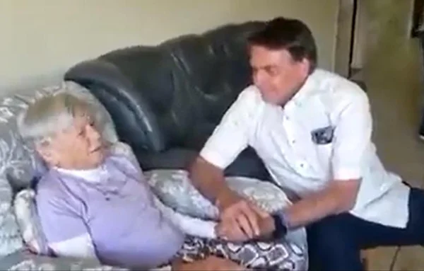 Bolsonaro posta vídeo do último encontro com a mãe, dona Olinda