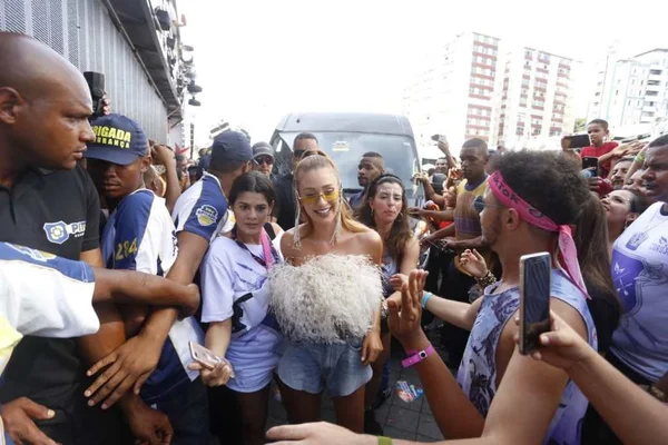 Confundida com Ivete, Marina Ruy Barbosa é abordada por multidão