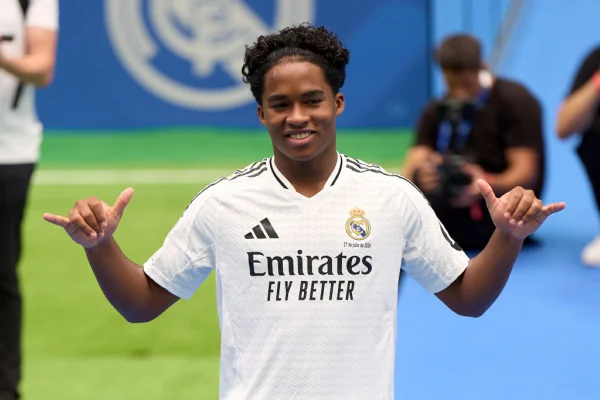 Imagem colorida de Endrick com a camisa do Real Madrid- Metrópoles
