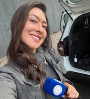 Repórter da Record, Paola Vianna faz selfie durante cobertura Repórter da Record, Paola Vianna faz selfie durante cobertura