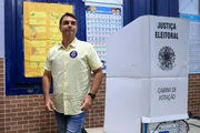 Após votar, Flávio vai para Brasília (DF) acompanhar a apuração