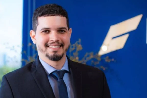 Foto colorida de Eric Fidelis, filho de ex-diretor do INSS, de terno escuro, camisa azul e gravata - Metrópoles
