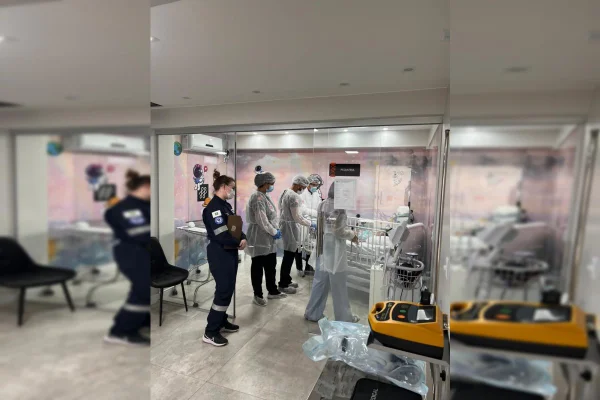 Equipe médica realiza procedimento em sala cirúrgica. Foto colorida