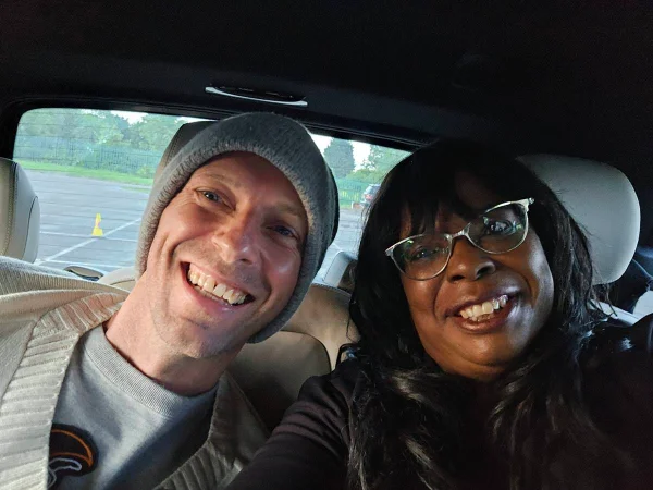 Chris Martin oferece carona para fã com dificuldades de andar